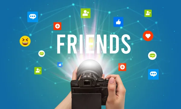 Camera Gebruiken Social Media Content Vast Leggen Met Friends Inscriptie — Stockfoto