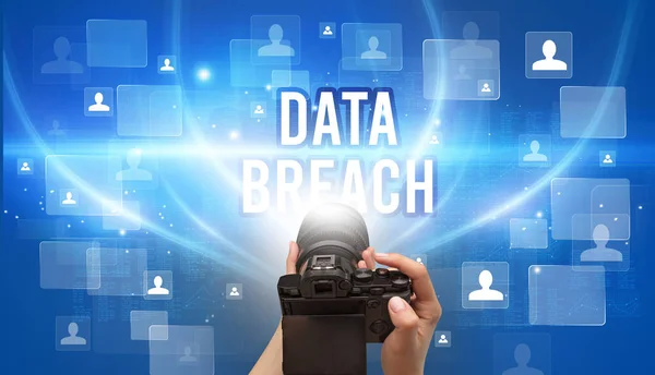 Κοντινό Πλάνο Της Κάμερας Χειρός Επιγραφή Data Breach Έννοια Επιτήρησης — Φωτογραφία Αρχείου