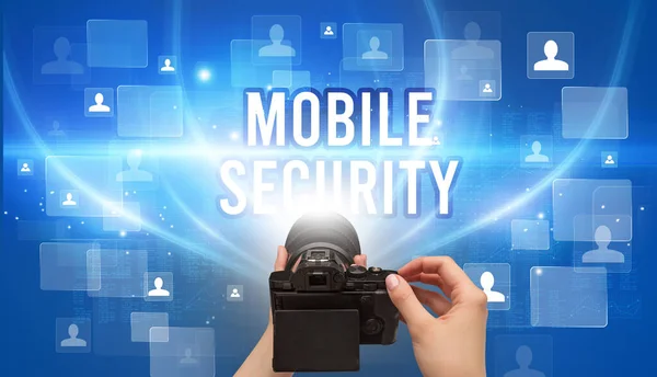 Close Câmera Mão Com Inscrição Mobile Segurança Conceito Vigilância Por — Fotografia de Stock