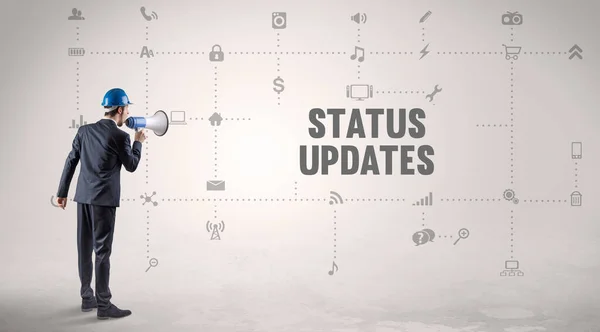 Ingenjör Som Arbetar Plattform För Sociala Medier Med Status Updates — Stockfoto