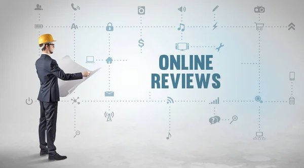 使用Online Reviews注册概念开发新社交媒体平台的工程师 — 图库照片