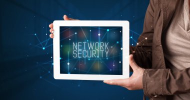 Tablet üzerinde çalışan genç iş adamı dijital işareti gösteriyor: NETWorK GÜVENLİK