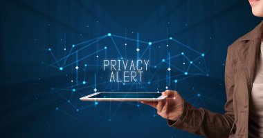 Tablet üzerinde çalışan genç iş adamı dijital işareti gösteriyor: ÖZEL ALERT