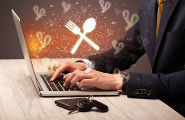 Ekrandan gelen tablo tablosu simgeleriyle internette elle tarama yapmak