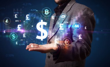 Dolar sembolü ve yatırım konseptini elinde tutan bir iş adamı