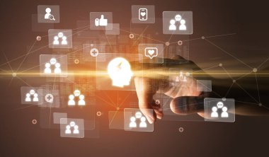 Akıllı adam simgeleriyle el sıkışan sosyal medya multimedya uygulama ekranı siyah arkaplan ile gelecekçi kavram üzerine