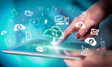 Elle çizilmiş bir dokunmatik ekrana yakın çekim müzik simgeleri, dijital dönem konsepti