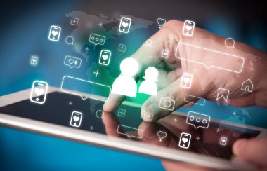 Cinsiyet simgeleri içeren tablet kullanan bir elin yakın çekimi, sosyal medya kavramı