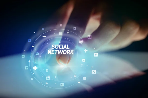 Palec Dotykając Tablet Social Media Ikony Sieci Społecznej — Zdjęcie stockowe