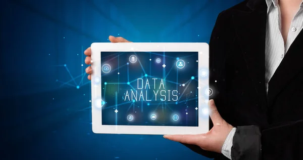 태블릿으로 일하는 사업가가 디지털 표지판을 Data Analysis — 스톡 사진