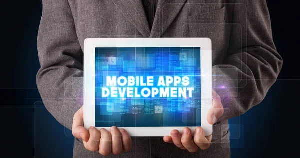 Jonge Ondernemer Werkzaam Tablet Toont Inscriptie Mobile Apps Ontwikkeling — Stockfoto