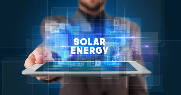 Joven Empresario Que Trabaja Tableta Muestra Inscripción Energía Solar —  Fotos de Stock
