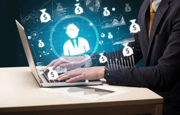 Geschäftshandarbeit Laptop Mit Geschäftsmann Symbolen Die Aus Dem Bildschirm Kommen — Stockfoto