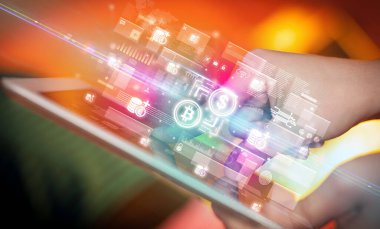 Şifreleme simgeleri içeren tablet kullanan bir elin yakın çekimi, dijital para birimi kavramı