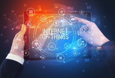 Nesnelerin İnterneti, yazıtlar, yenilikçi teknoloji konsepti olan bir tabletin yakın plan görüntüsü