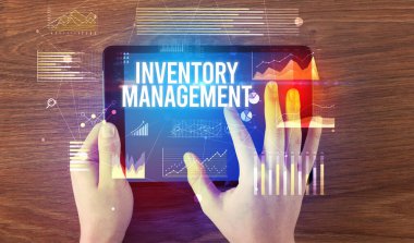 El ele tutuşma tableti InVENTORY MANAGEMENT yazıt, modern iş konsepti