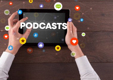 PODCASTS yazıtları, sosyal ağ konsepti ile dokunmatik ekranın yakın plan görüntüsü