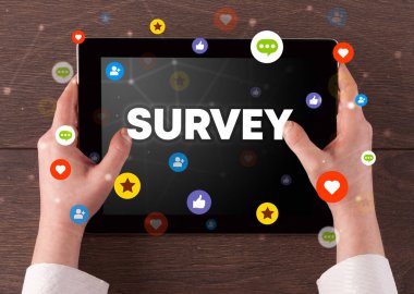 SURVEY yazıtlı, sosyal ağ kavramlı bir dokunmatik ekran kapat