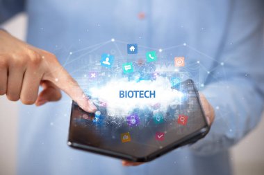 İş adamı elinde katlanabilir bir akıllı telefon tutuyor Biotech yazıtları, teknoloji konsepti