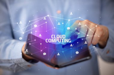 İş adamı CLOUD 'lu katlanabilir bir akıllı telefon tutuyor. Yazı, yeni teknoloji konsepti.