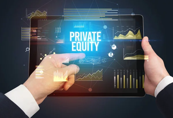 Zbliżenie Dłoni Trzymających Tablet Napisem Private Equity Nowoczesna Koncepcja Biznesowa — Zdjęcie stockowe