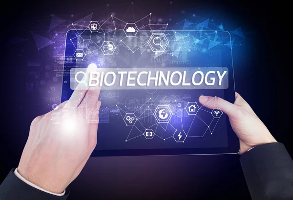 Zbliżenie Wyszukiwarki Tabletów Napis Biotechnology Koncepcja Tech Computing — Zdjęcie stockowe