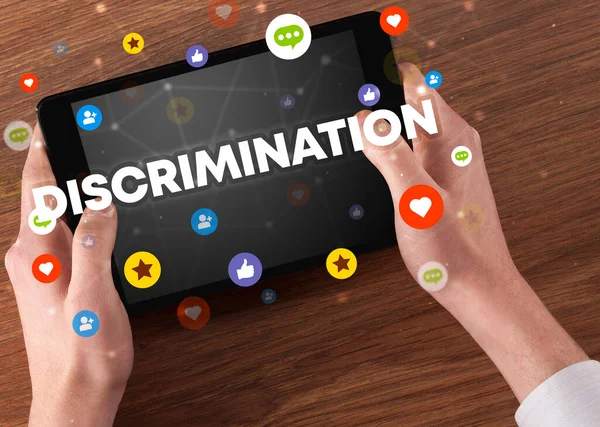 Discrimination Yazıtları Sosyal Konsepti Ile Bir Dokunmatik Ekran Yakın Plan — Stok fotoğraf