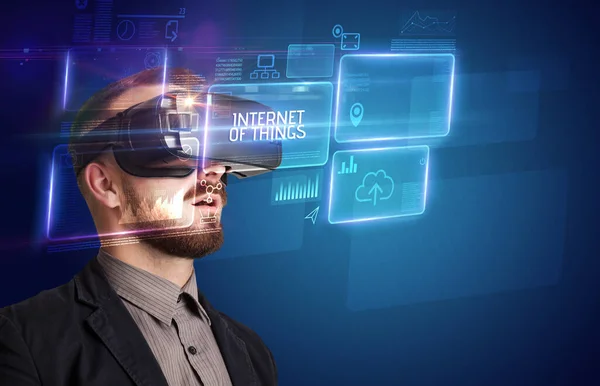 Empresário Olhando Através Óculos Realidade Virtual Com Inscrição Internet Things — Fotografia de Stock