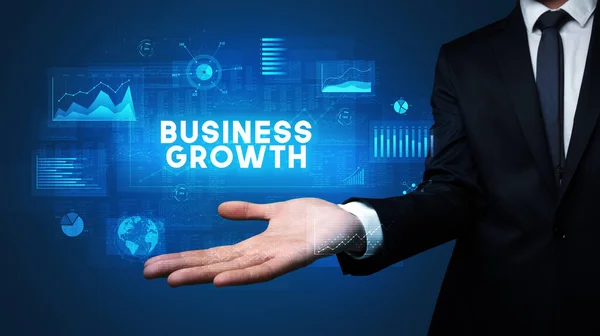 事業成長の碑文を保持するビジネスマンの手 ビジネスの成功の概念 — ストック写真