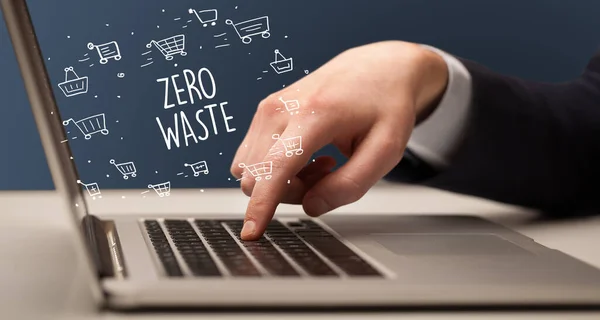 ゼロ廃棄物の碑文とノートパソコンで作業ビジネスマン オンラインショッピングコンセプト — ストック写真