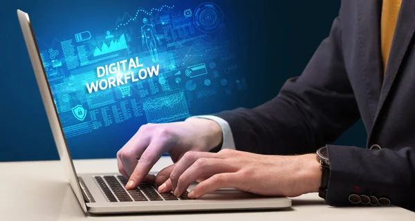 Geschäftsmann Arbeitet Laptop Mit Digitaler Workflow Beschriftung Cyber Technologie Konzept — Stockfoto