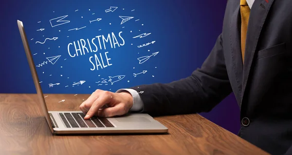 Geschäftsmann Arbeitet Laptop Mit Weihnachtsmarktaufschrift Online Shopping Konzept — Stockfoto