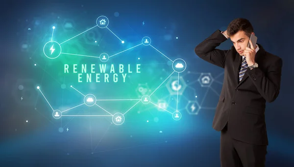 Geschäftsmann Vor Cloud Service Ikonen Mit Aufschrift Für Erneuerbare Energien — Stockfoto