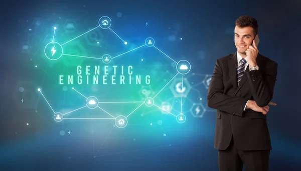 Podnikatel Před Ikonami Cloudových Služeb Nápisem Genetic Engineering Moderní Koncept — Stock fotografie