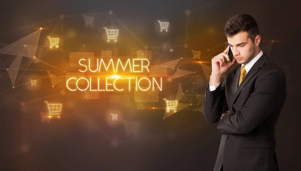ショッピングカートのアイコンと夏のコレクションの碑文を持つビジネスマン オンラインショッピングコンセプト — ストック写真