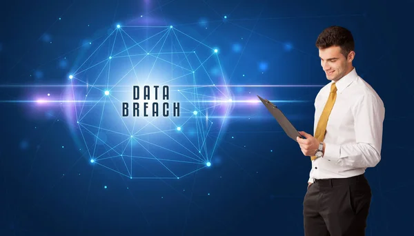 Επιχειρηματίας Σκέφτεται Για Λύσεις Ασφαλείας Την Επιγραφή Data Breach — Φωτογραφία Αρχείου