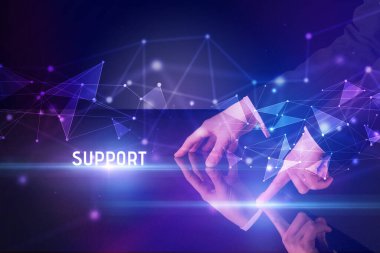 İş adamı büyük ekrana SUPPORT yazısıyla dokunuyor, modern teknoloji iş konsepti