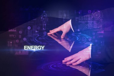 İşadamı enERGY yazısıyla büyük ekrana dokunuyor, modern teknoloji konsepti.