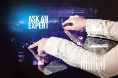 İş adamı, Ask An Expert yazıtları ve siber iş konseptiyle büyük ekrana dokunuyor