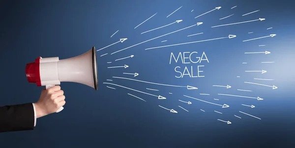 Mladá Dívka Křičí Megafon Nápisem Mega Prodej Nákupní Koncept — Stock fotografie