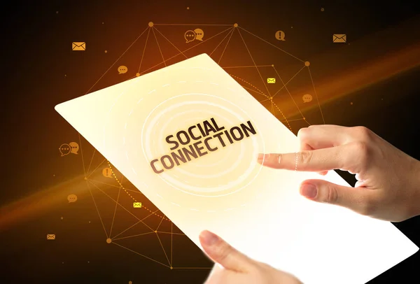 Sostiene Tableta Futurista Con Inscripción Conexión Social Concepto Redes Sociales — Foto de Stock
