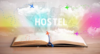 Hostel yazıtları ve tatil konseptiyle kitap aç