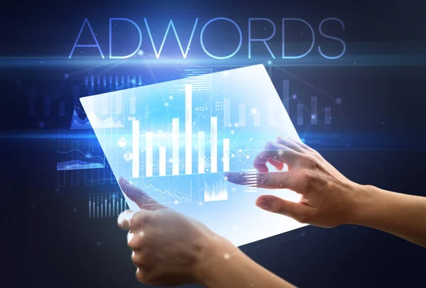 Φορώντας Φουτουριστικό Tablet Επιγραφή Adwords Παραπάνω Σύγχρονη Επιχειρηματική Έννοια — Φωτογραφία Αρχείου