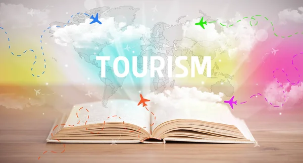 Otwarta Książka Napisem Tourism Koncepcja Wakacji — Zdjęcie stockowe