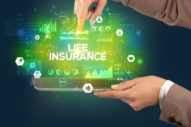 HAYAT INSURANCE yazıtlı, tıbbi konseptli bir dokunmatik ekrana yakın çekim