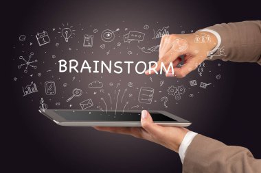 BRAINSTORM yazıtları, sosyal medya kavramı ile bir dokunmatik ekran yakın plan