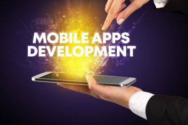 MOBILE APPS DEVELOPMENT yazıtları, yenilikçi teknoloji konsepti ile bir dokunmatik ekran yakın plan