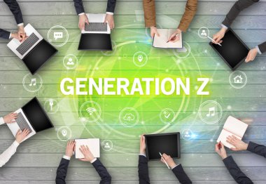 GENERATION Z insciption, sosyal ağ konsepti ile toplantı yapan bir grup insan