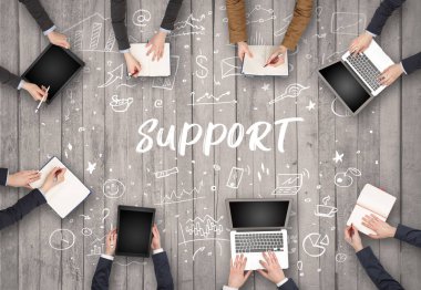 Ofiste çalışan iş adamları grubu SUPPORT yazıtları, birlikte çalışma konsepti