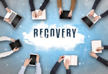 RECOVERY Insciption, web güvenlik konsepti ile toplantı yapan bir grup insan